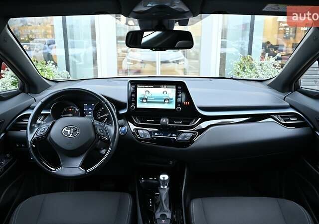 Белый Тойота C-HR, объемом двигателя 1.8 л и пробегом 81 тыс. км за 24905 $, фото 7 на Automoto.ua