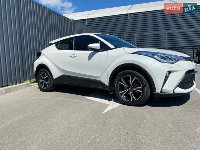 Белый Тойота C-HR, объемом двигателя 1.2 л и пробегом 40 тыс. км за 24900 $, фото 2 на Automoto.ua
