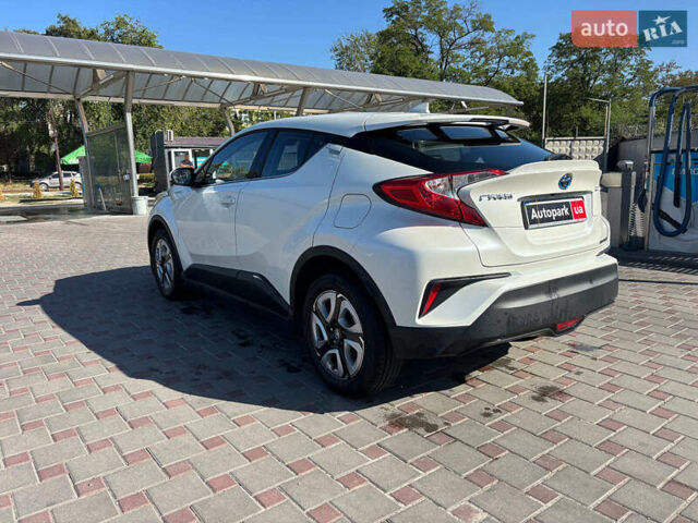 Белый Тойота C-HR, объемом двигателя 0 л и пробегом 75 тыс. км за 18990 $, фото 1 на Automoto.ua