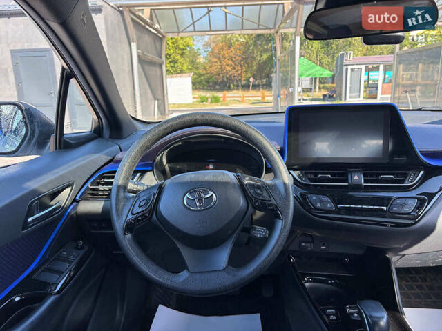 Белый Тойота C-HR, объемом двигателя 0 л и пробегом 75 тыс. км за 18990 $, фото 25 на Automoto.ua