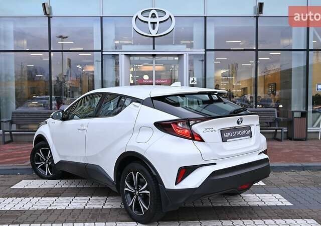Белый Тойота C-HR, объемом двигателя 1.8 л и пробегом 81 тыс. км за 24905 $, фото 1 на Automoto.ua