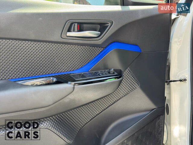 Белый Тойота C-HR, объемом двигателя 2 л и пробегом 70 тыс. км за 21400 $, фото 12 на Automoto.ua