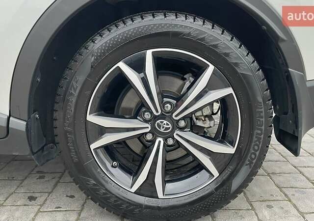 Белый Тойота C-HR, объемом двигателя 1.99 л и пробегом 64 тыс. км за 27507 $, фото 29 на Automoto.ua