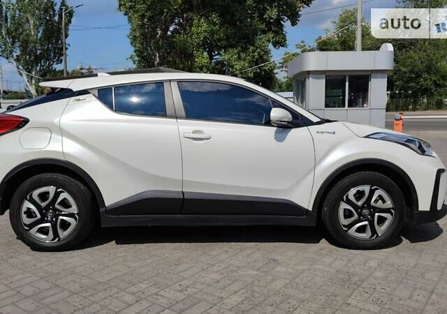 Белый Тойота C-HR, объемом двигателя 0 л и пробегом 17 тыс. км за 24500 $, фото 12 на Automoto.ua