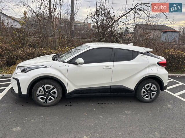 Белый Тойота C-HR, объемом двигателя 0 л и пробегом 84 тыс. км за 16999 $, фото 1 на Automoto.ua