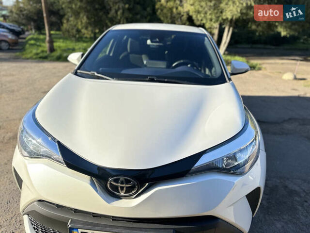 Белый Тойота C-HR, объемом двигателя 1.99 л и пробегом 76 тыс. км за 20999 $, фото 2 на Automoto.ua