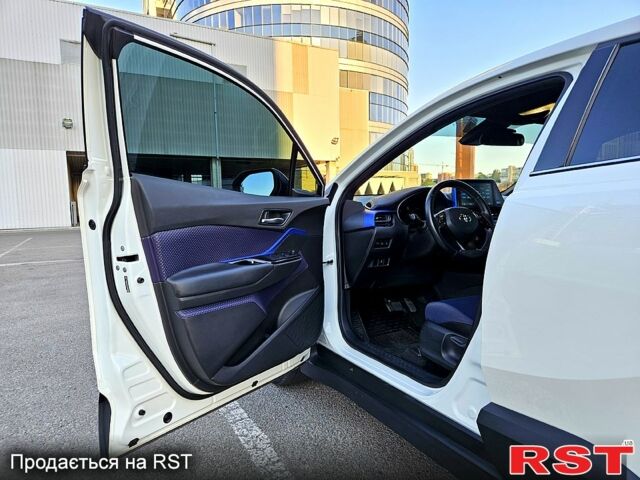 Білий Тойота C-HR, об'ємом двигуна 0 л та пробігом 62 тис. км за 18800 $, фото 3 на Automoto.ua