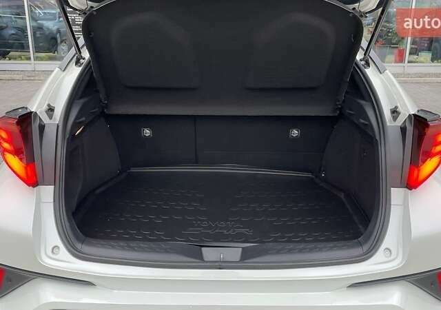 Белый Тойота C-HR, объемом двигателя 1.99 л и пробегом 64 тыс. км за 27507 $, фото 19 на Automoto.ua