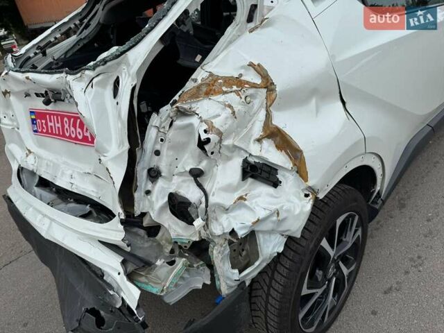 Белый Тойота C-HR, объемом двигателя 1.8 л и пробегом 35 тыс. км за 17500 $, фото 5 на Automoto.ua