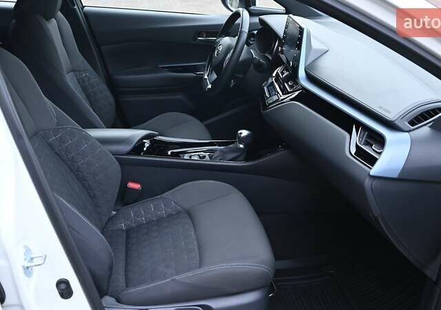 Белый Тойота C-HR, объемом двигателя 1.8 л и пробегом 81 тыс. км за 24905 $, фото 5 на Automoto.ua