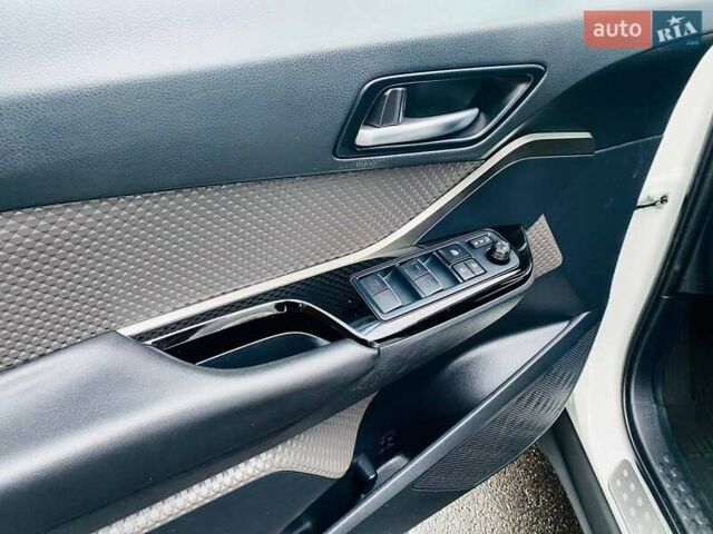 Белый Тойота C-HR, объемом двигателя 1.99 л и пробегом 91 тыс. км за 26350 $, фото 23 на Automoto.ua