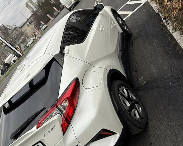 Белый Тойота C-HR, объемом двигателя 0 л и пробегом 84 тыс. км за 16999 $, фото 3 на Automoto.ua