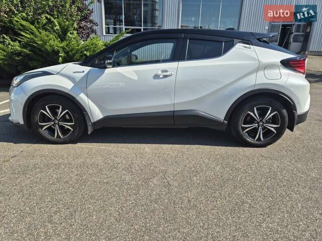 Белый Тойота C-HR, объемом двигателя 1.99 л и пробегом 52 тыс. км за 29400 $, фото 1 на Automoto.ua