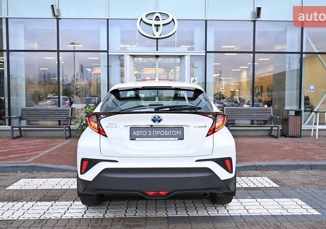 Белый Тойота C-HR, объемом двигателя 1.8 л и пробегом 81 тыс. км за 24905 $, фото 3 на Automoto.ua