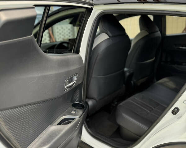 Белый Тойота C-HR, объемом двигателя 1.99 л и пробегом 135 тыс. км за 25900 $, фото 25 на Automoto.ua