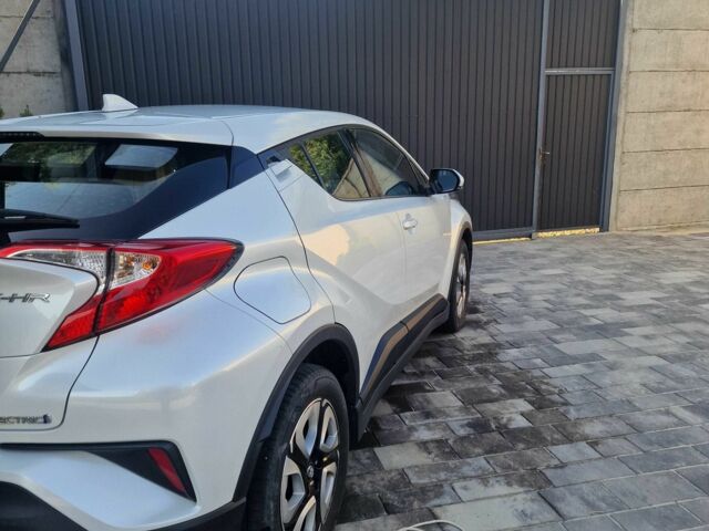 Белый Тойота C-HR, объемом двигателя 0 л и пробегом 73 тыс. км за 19000 $, фото 2 на Automoto.ua