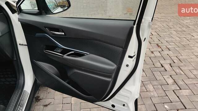 Белый Тойота C-HR, объемом двигателя 1.8 л и пробегом 86 тыс. км за 28000 $, фото 10 на Automoto.ua