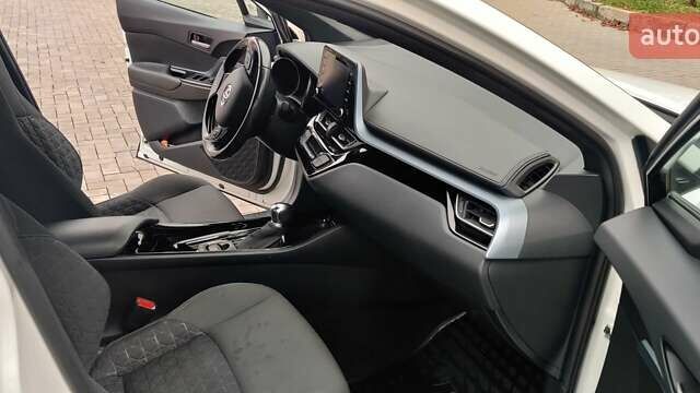 Белый Тойота C-HR, объемом двигателя 1.8 л и пробегом 86 тыс. км за 28000 $, фото 4 на Automoto.ua