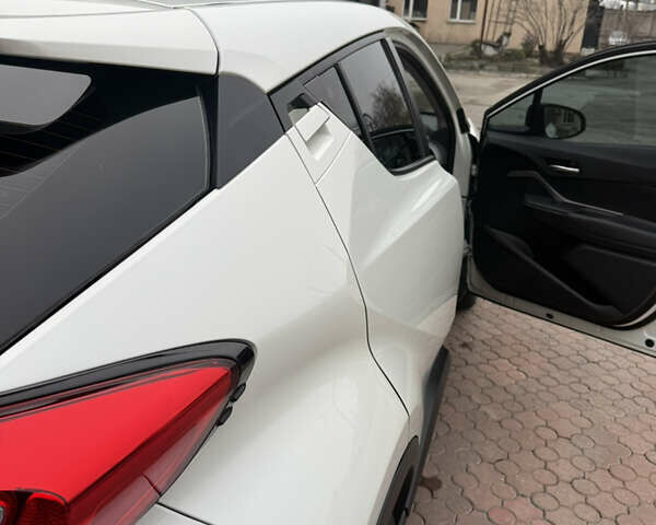 Білий Тойота C-HR, об'ємом двигуна 1.99 л та пробігом 28 тис. км за 24000 $, фото 10 на Automoto.ua