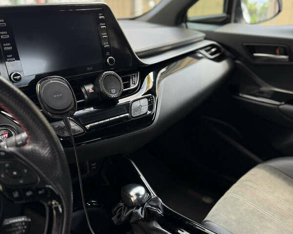 Белый Тойота C-HR, объемом двигателя 1.99 л и пробегом 135 тыс. км за 26900 $, фото 23 на Automoto.ua