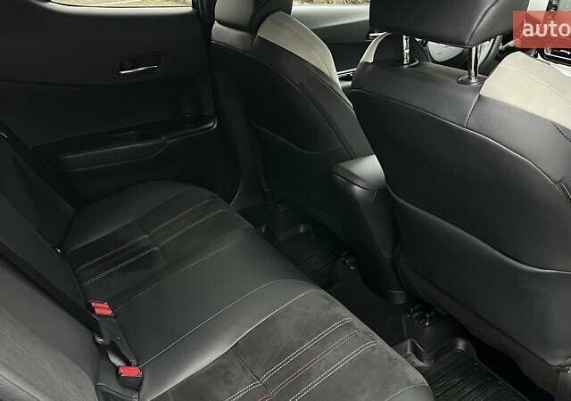 Белый Тойота C-HR, объемом двигателя 1.99 л и пробегом 26 тыс. км за 30700 $, фото 5 на Automoto.ua