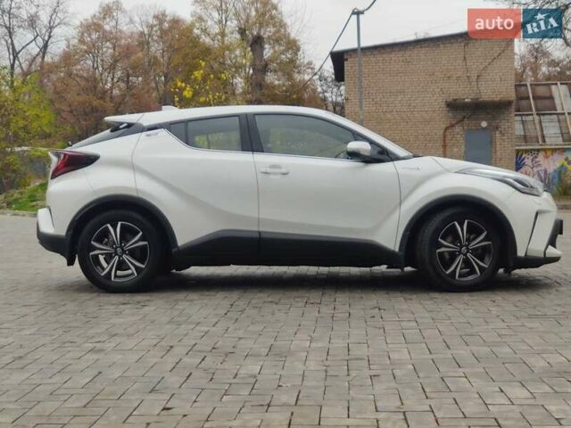 Белый Тойота C-HR, объемом двигателя 1.8 л и пробегом 86 тыс. км за 28000 $, фото 1 на Automoto.ua