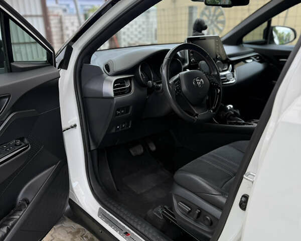 Белый Тойота C-HR, объемом двигателя 1.99 л и пробегом 135 тыс. км за 26900 $, фото 38 на Automoto.ua