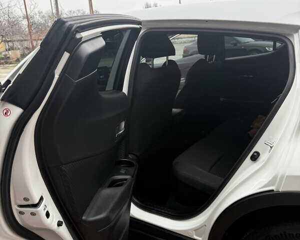 Білий Тойота C-HR, об'ємом двигуна 1.99 л та пробігом 28 тис. км за 24000 $, фото 7 на Automoto.ua