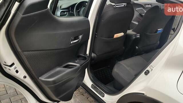 Белый Тойота C-HR, объемом двигателя 1.8 л и пробегом 86 тыс. км за 28000 $, фото 12 на Automoto.ua