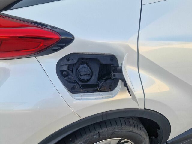 Белый Тойота C-HR, объемом двигателя 0 л и пробегом 73 тыс. км за 19000 $, фото 3 на Automoto.ua