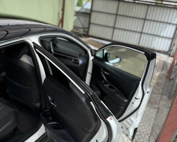Белый Тойота C-HR, объемом двигателя 1.99 л и пробегом 135 тыс. км за 26900 $, фото 32 на Automoto.ua