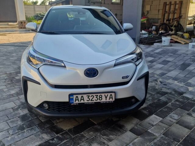 Белый Тойота C-HR, объемом двигателя 0 л и пробегом 73 тыс. км за 19000 $, фото 9 на Automoto.ua