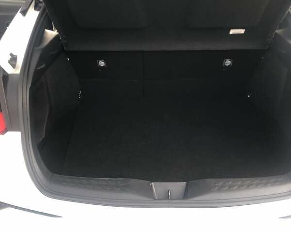 Білий Тойота C-HR, об'ємом двигуна 1.99 л та пробігом 34 тис. км за 30000 $, фото 8 на Automoto.ua