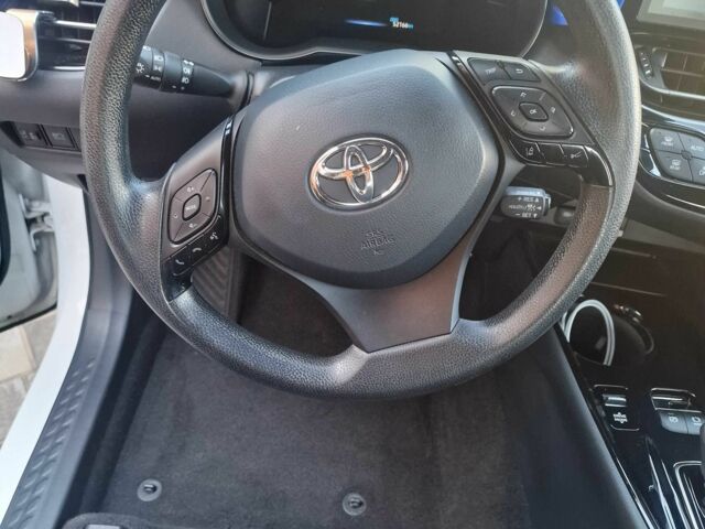 Белый Тойота C-HR, объемом двигателя 0 л и пробегом 73 тыс. км за 19000 $, фото 13 на Automoto.ua