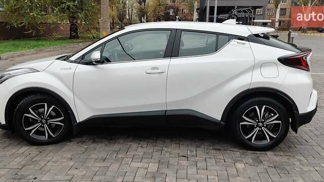 Белый Тойота C-HR, объемом двигателя 1.8 л и пробегом 86 тыс. км за 28000 $, фото 2 на Automoto.ua