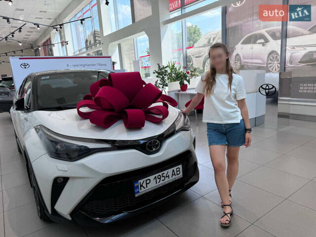 Белый Тойота C-HR, объемом двигателя 1.99 л и пробегом 135 тыс. км за 26900 $, фото 46 на Automoto.ua