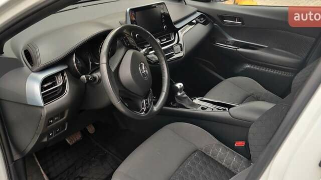 Белый Тойота C-HR, объемом двигателя 1.8 л и пробегом 86 тыс. км за 28000 $, фото 5 на Automoto.ua