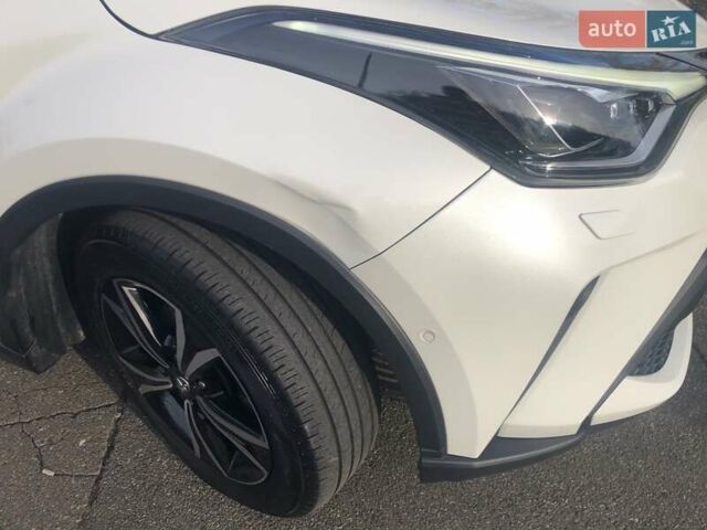 Білий Тойота C-HR, об'ємом двигуна 1.99 л та пробігом 34 тис. км за 30000 $, фото 9 на Automoto.ua
