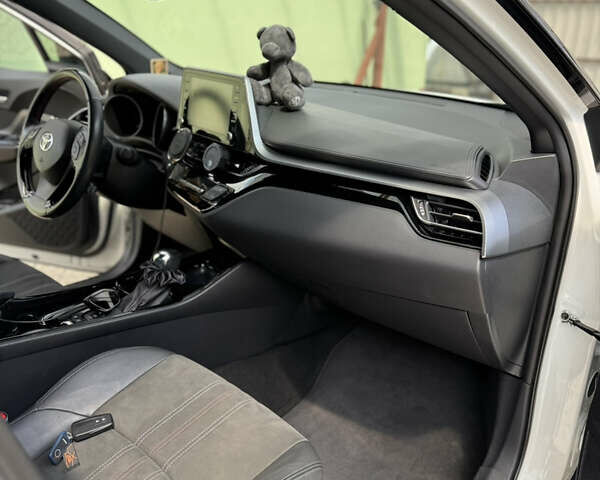 Белый Тойота C-HR, объемом двигателя 1.99 л и пробегом 135 тыс. км за 26900 $, фото 30 на Automoto.ua