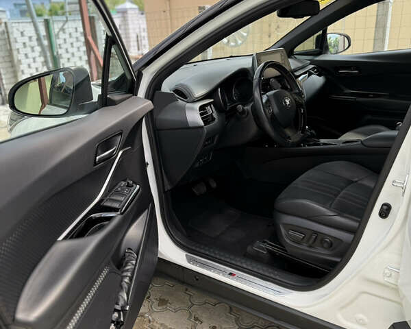Белый Тойота C-HR, объемом двигателя 1.99 л и пробегом 135 тыс. км за 26900 $, фото 17 на Automoto.ua
