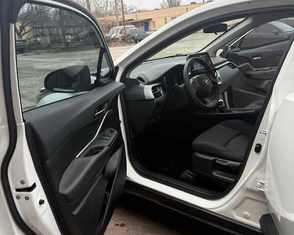 Білий Тойота C-HR, об'ємом двигуна 1.99 л та пробігом 28 тис. км за 24000 $, фото 6 на Automoto.ua