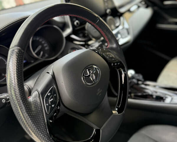 Белый Тойота C-HR, объемом двигателя 1.99 л и пробегом 135 тыс. км за 26900 $, фото 21 на Automoto.ua