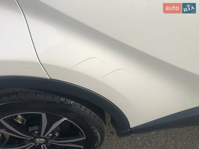 Білий Тойота C-HR, об'ємом двигуна 1.99 л та пробігом 34 тис. км за 30000 $, фото 10 на Automoto.ua