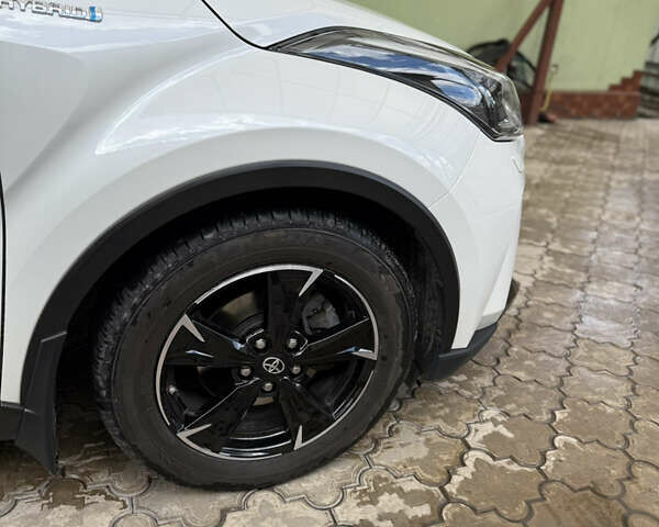 Белый Тойота C-HR, объемом двигателя 1.99 л и пробегом 135 тыс. км за 26900 $, фото 41 на Automoto.ua