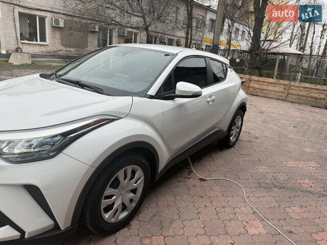 Білий Тойота C-HR, об'ємом двигуна 1.99 л та пробігом 28 тис. км за 24000 $, фото 3 на Automoto.ua