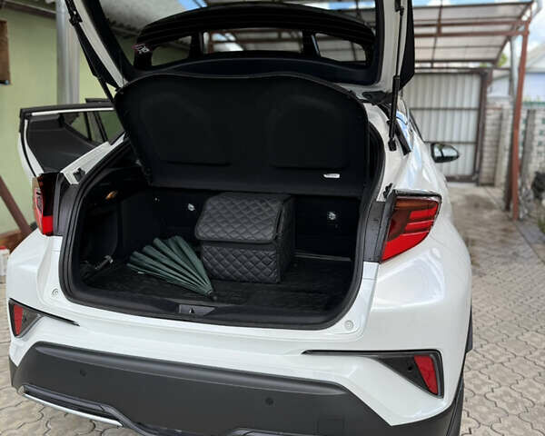 Белый Тойота C-HR, объемом двигателя 1.99 л и пробегом 135 тыс. км за 26900 $, фото 35 на Automoto.ua