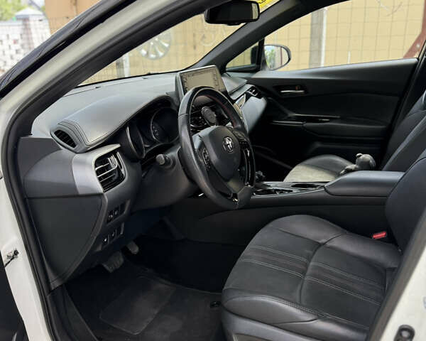 Белый Тойота C-HR, объемом двигателя 1.99 л и пробегом 135 тыс. км за 26900 $, фото 18 на Automoto.ua