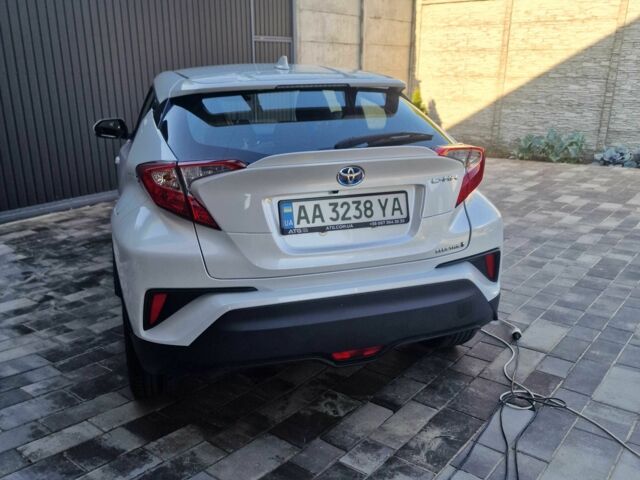 Белый Тойота C-HR, объемом двигателя 0 л и пробегом 73 тыс. км за 19000 $, фото 1 на Automoto.ua