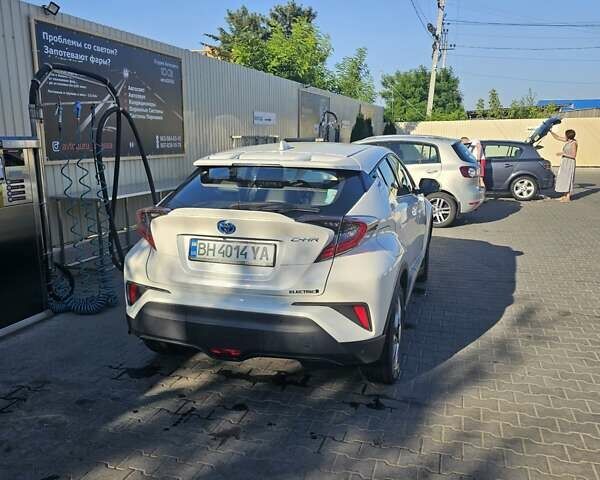 Белый Тойота C-HR, объемом двигателя 0 л и пробегом 50 тыс. км за 19500 $, фото 3 на Automoto.ua