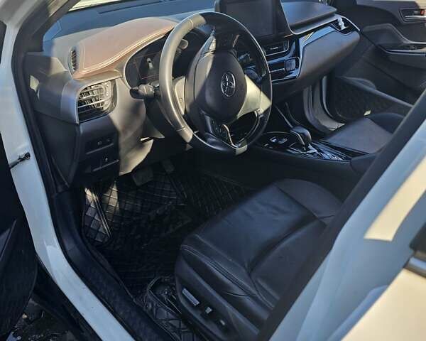 Белый Тойота C-HR, объемом двигателя 0 л и пробегом 50 тыс. км за 19500 $, фото 4 на Automoto.ua